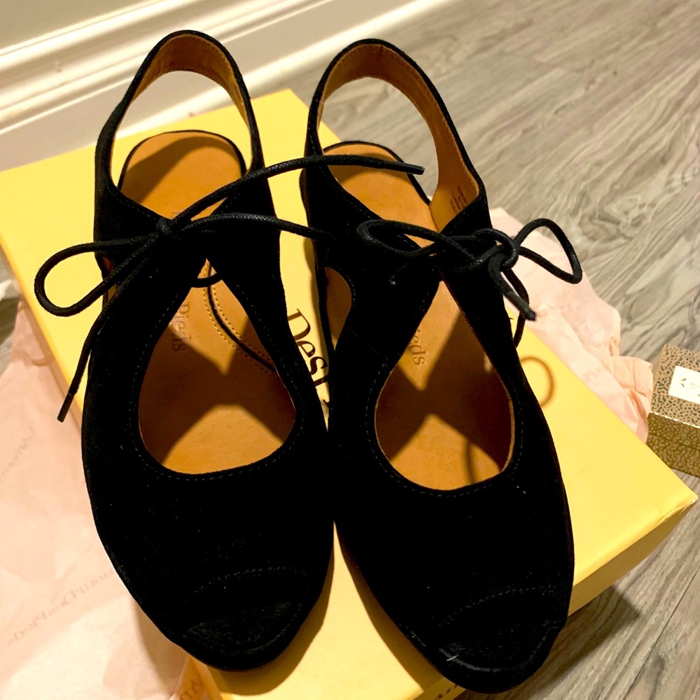 L’amour DesPiedes wedge peep toe shoe